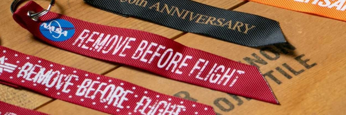 Червона стрічка "REMOVE BEFORE FLIGHT": Історія та Символіка фото