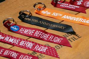 Червона стрічка "REMOVE BEFORE FLIGHT": Історія та Символіка фото